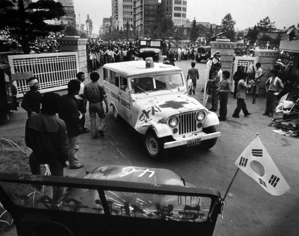 1980년 5월21일 마침내 광주 시민들은 공수부대의 집단 발포에 맞서 무장을 시작했고 이날 저녁 시민군은 계엄군이 물러난 전남도청에 진입했다. 그로부터 5월26일까지 광주는 철저한 고립 속에도 시민수습위원회를 중심으로 질서를 유지하며 자치공동체를 이뤘다. 시 외곽으로 후퇴한 계엄군과 대치하다가 희생되거나 다친 환자들을 실어나르는 시민군 차량이 도청으로 들어오고 있다. 사진 김대중평화센터 제공 