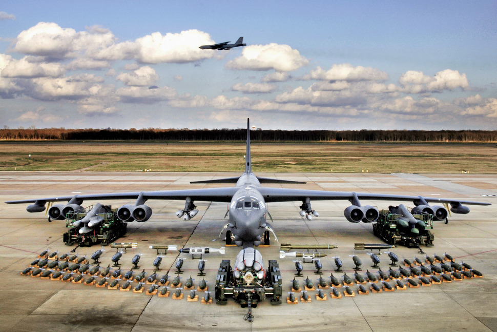 B-52는 최대 27t의 폭탄을 싣고 6천400㎞ 이상의 거리를 날아가 폭격한 후 돌아올 수 있는 장거리 폭격기로, 단독 임무 수행이 가능하다. 지하동굴을 파괴하는 가공할 핵무기인 ‘벙커버스터’도 탑재가 가능하다. 미 공군 제공