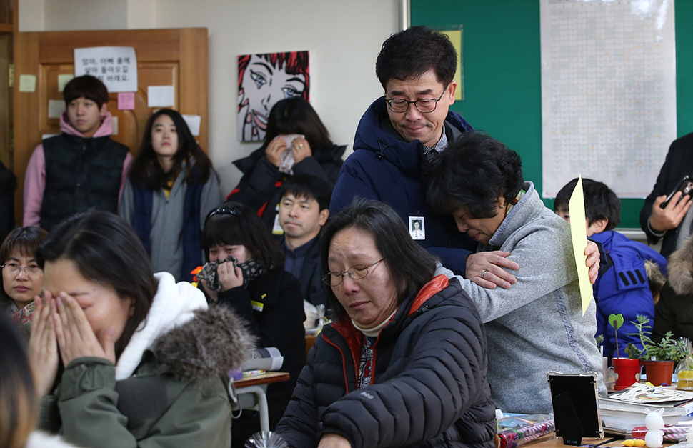 10일 오후 4시 16분. 경기 안산시 고잔동 단원고에서 ‘겨울방학식’이 열렸다. 세월호 유가족들이 12일 예정된 단원고 졸업식에 불참 의사를 밝히자, 시민들이 단원고 262명의 희생자들을 위해 마련한 행사다. 안산/신소영 기자 viator@hani.co.kr