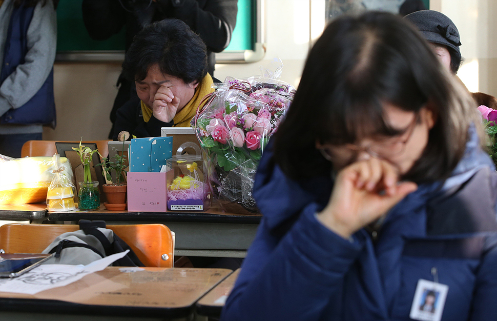 10일 오후 4시 16분. 경기 안산시 고잔동 단원고에서 ‘겨울방학식’이 열렸다. 세월호 유가족들이 12일 예정된 단원고 졸업식에 불참 의사를 밝히자, 시민들이 단원고 262명의 희생자들을 위해 마련한 행사다. 안산/신소영 기자 viator@hani.co.kr