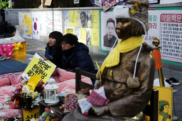 일본군 ‘위안부’ 피해자 한일협상 폐기를 위한 대학생 대책위원회 회원들이 11일 오전 서울 종로구 중학동 주한일본대사관 앞에서 13일째 노숙농성을 이어가고 있다.  김명진 기자 littleprince@hani.co.kr