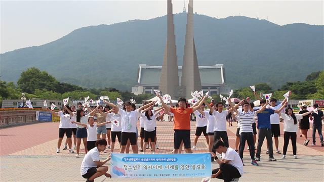 2. 지난해 여름 충청남도 청소년특별회의 학생들은 독립기념관 앞에서 본인들의 활동과 역사 정책 주제를 홍보하는 활동을 벌였다.
충남 청소년특별회의 제공