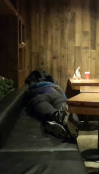<b>8일 새벽 4시, 카페2층</b> “나, 내일 어디가지”라고 끊임없이 중얼대던 지성이는 새벽 4시가 되자 카페 소파에 누워 잠을 청했다.