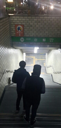 <b>8일 오전 6시, 신림역 계단</b> 카페를 나온 지성이와 민재는 인근 분식집에서 라면을 먹고 다시 무인 동전노래방으로 향했다.
