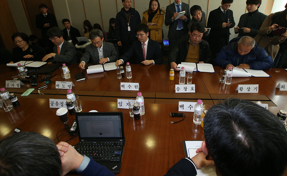 삼성전자 반도체 사업장 백혈병 등 직업병 문제와 관련해 삼성전자와 가족대책위원회(가대위), 반올림(반도체노동자의 건강과 인권지킴이) 등 3개 교섭주체가 12일 오전 서울 서대문구 충정로 법무법인 지평에서 ‘재해예방대책’에 관한 최종 합의서에 서명하고 있다.신소영 기자 viator@hani.co.kr