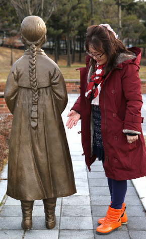 설치비가 없어 부천지역 한 여성단체 사무실에 보관 중인 부천 평화의 소녀상을 설치 예정 터인 안중근공원에 임시로 세워둔 모습. 부천시의회 제공 