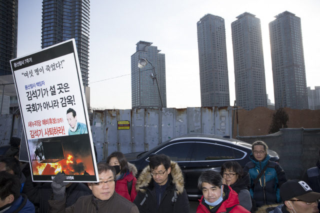 ‘용산참사 7주기 추모주간 선포 기자회견’이 열린 13일 오전 용산참사가 발생했던 서울 용산역 인근 남일당 터에서 유가족과 시민사회단체 회원들이 당시 진압 책임자였던 김석기 전 서울경찰청장의 총선(새누리당, 경북 경주) 출마 사퇴를 촉구하고 있다. 유가족 등은 남일당 터에서 오는 21일 용산참사 7주기 추모 촛불기도회를 열고 23일에는 추모대회를 개최할 예정이다. 김성광 기자 flysg2@hani.co.kr