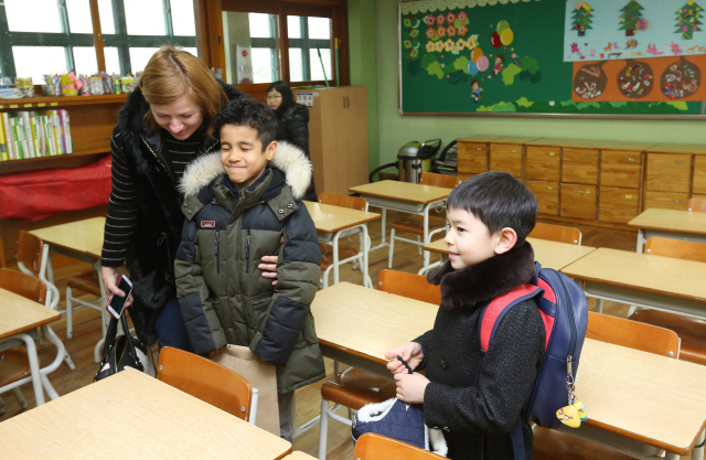 서울시 초등학교 예비소집일인 13일, 서울 용산구 이태원초등학교에서 입학등록을 마친 어린이들이 3월부터 생활하게 될 1학년 교실을 둘러보고 있다. 각 학교에서는 입학이 확정된 신입생들을 대상으로 2월말까지 학급을 편성해, 3월 초 입학식 전까지 학부모들에게 학교 누리집 등을 통해 알릴 예정이다. 김태형 기자 xogud555@hani.co.kr