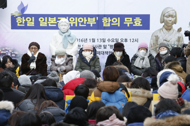 13일 오후 서울 종로구 주한일본대사관 앞에서 열린 일본군 ‘위안부’ 문제 해결을 위한 제1213차 정기 수요시위에서 김복동, 이옥선, 박옥선, 이용수, 강일출, 길원옥 할머니(맨 왼쪽부터)가 참석해 차례로 발언하고 있다. 김봉규 선임기자 bong9@hani.co.kr