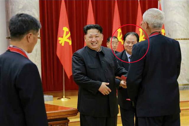 김정은 옆 핵실험 지휘자   북한 ‘수소탄 실험 성공’ 핵과학자 등에 대한 ‘당 및 국가 표창’ 수여식이 12일 노동당 중앙위원회 사무실에서 열렸다고 노동당 기관지 이 13일 보도했다. 표창을 수여하는 김정은 북 노동당 제1비서 옆에 수소탄 실험을 주도한 것으로 보이는 홍영칠 군수공업부 부부장(동그라미 안)의 모습이 보인다.  연합뉴스