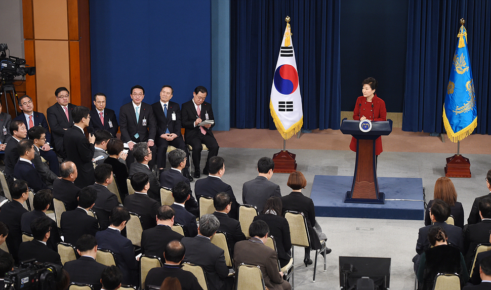 박근혜 대통령이 13일 청와대 춘추관에서 열린 대국민 담화 및 기자회견에서 기자들의 질의에 답하고 있다. 청와대 사진기자단