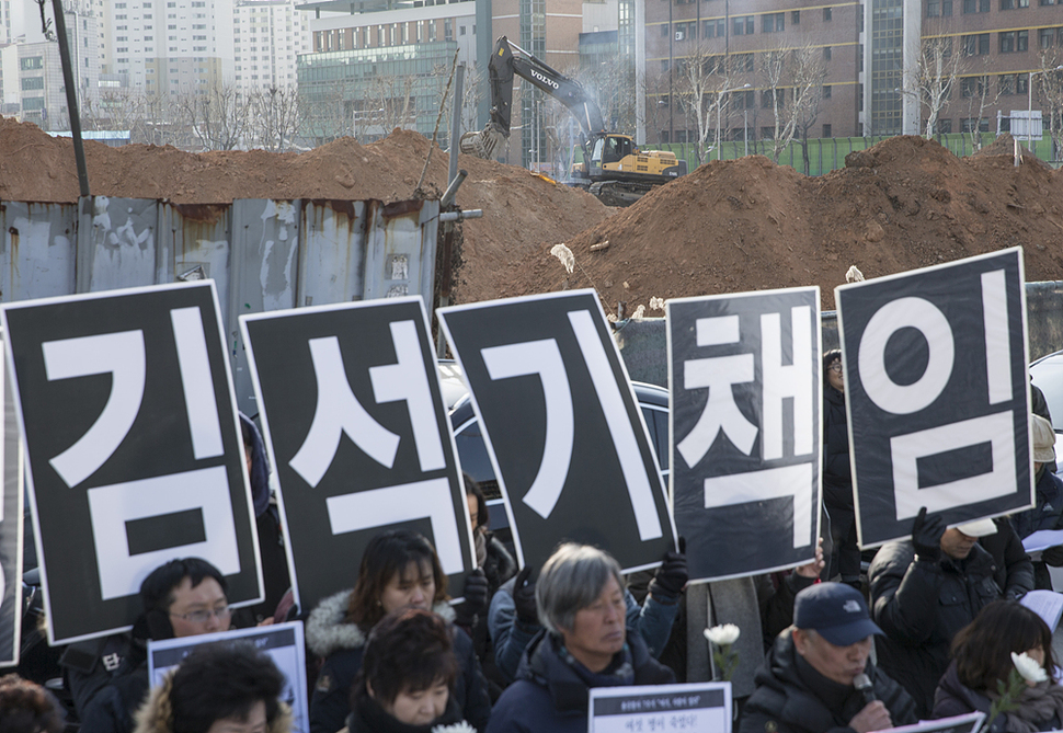 13일 오전 용산참사 현장인 남이당 건물터에서 ‘용산참사 7주기 추모주간 선포 기자회견’이 열리고 있다. 김성광 기자 flysg2@hani.co.kr