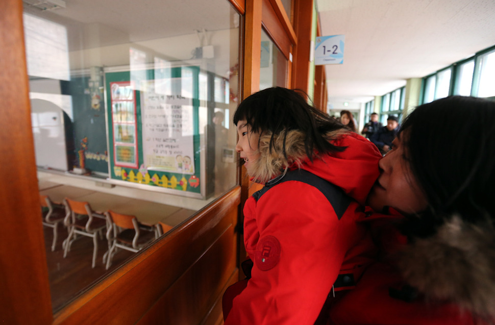 13일 오후 서울 용산구 이태원초교에서 입학등록을 마친 어린이가 1학년 교실 안을 들여다보고 있다. 김태형 기자 xogud555@hani.co.kr