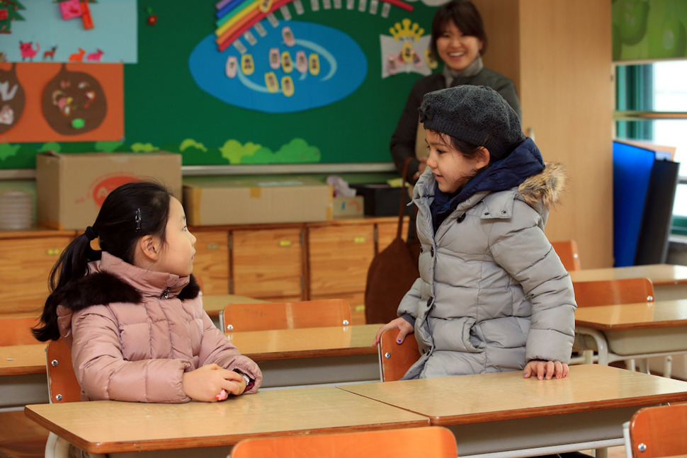 13일 오후 서울 용산구 이태원초등학교에서 입학등록을 마친 어린이들이 1학년 교실에서 의자에 앉아보고 있다. 김태형 기자 xogud555@hani.co.kr