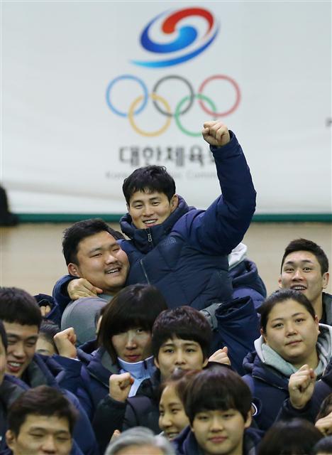 태릉의 태극전사들 대한체육회는 14일 서울 노원구 태릉선수촌 오륜관에서 12개 종목 선수들이 참석한 가운데 2016년 훈련 개시식을 열고 오는 8월 리우올림픽에서의 선전을 다짐했다. 최민호 유도 코치(가운데)가 선수 품에 안겨 파이팅을 외치고 있다.   연합뉴스