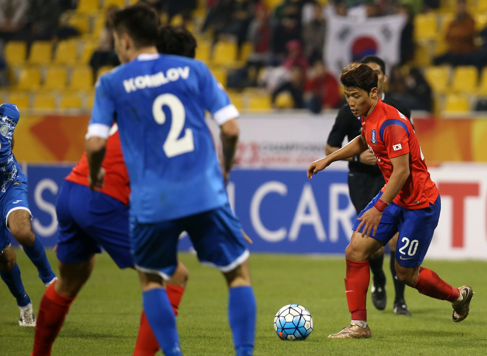 13일 오후(현지시간) 카타르 도하 카타르SC 스타디움에서 열린 2016 아시아축구연맹(AFC) U-23 챔피언십 C조 예선 한국 대 우즈베키스탄 경기. 한국 황희찬이 드리블 돌파를 하고 있다. 연합뉴스