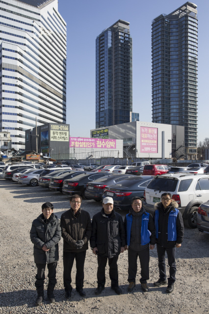 남일당에 망루를 세웠던 생존자 다섯 사람이 지난 13일 철거가 끝난 뒤 주차장이 된 땅 위에 서 있다. 김성광 기자 <A href="mailto:flysg2@hani.co.kr">flysg2@hani.co.kr</A> 