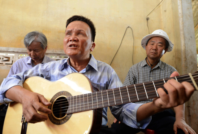 2014년 7월 평화박물관이 주최한 베트남 평화기행 때 한국인 방문단 앞에서 기타를 치며 노래를 부르는 도안응이아. 1966년 빈호아 학살 때 엄마 품에 안겨 있다 살아났지만 화약물이 눈에 들어갔다. 영남일보 제공