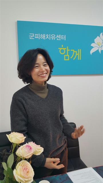 공복순 ‘군피해치유센터 함께’ 대표가 15일 서울 서대문구 현저동 사무실에서 개소식을 준비하고 있다. 사진 김미향 기자
