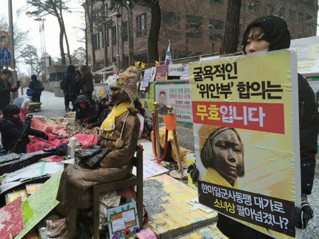 8개 청년·대학생 단체가 모인 ‘한-일 일본군 ‘위안부’ 합의 무효를 위한 대학생 대책위원회’(대책위) 회원들이 지난 13일 눈을 맞으며 서울 종로구 중학동 ‘평화의 소녀상’ 옆에서 1인시위와 농성을 벌이고 있다. 대책위 제공