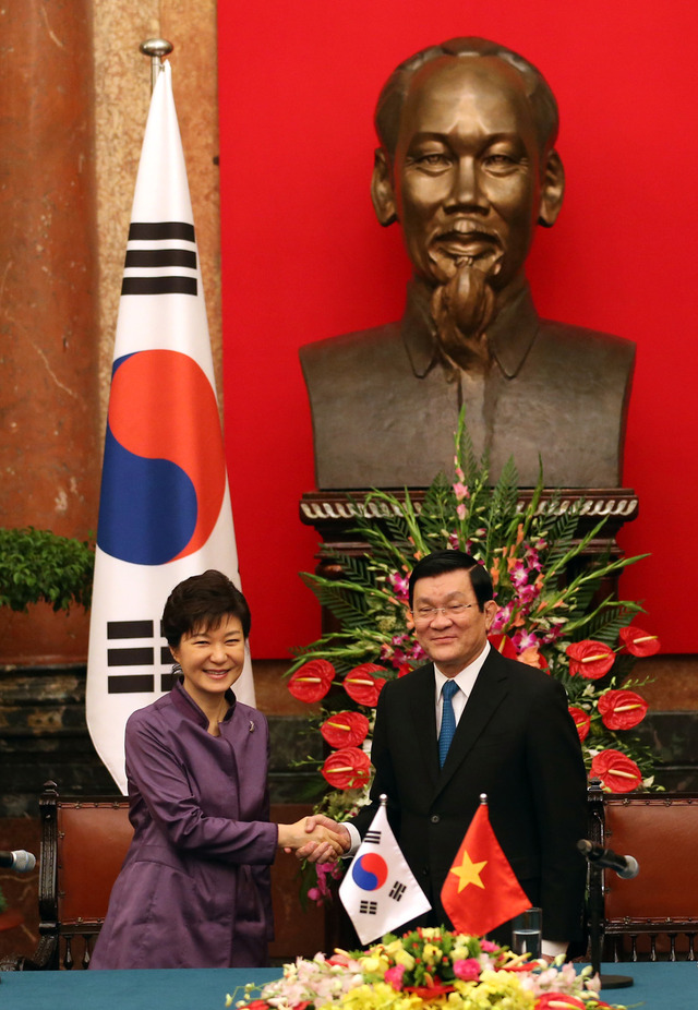 박근혜 대통령과 쯔엉 떤 상 베트남 국가주석이 9일 오후 하노이 주석궁에서 공동기자회견을 마친 뒤 악수하고 있다. 하노이/연합뉴스