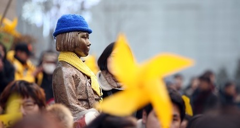 16일 오후 서울 종로구 옛 일본대사관 앞 평화의 소녀상에서 시민과 학생들이 일본군 ‘위안부’ 문제 한일협상 폐기를 촉구하고 있다. 사진 연합뉴스