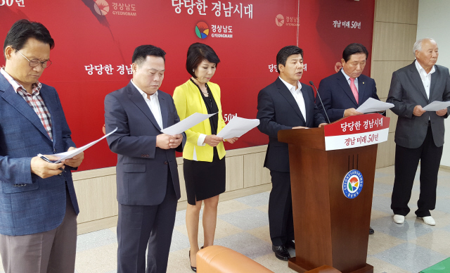 경남예총, 경남서남부발전협의회, 경남여성단체협의회, 경남노인회 등의 관계자들이 지난해 9월2일 경남도청에서 기자회견을 열어 박종훈 경남도교육감에 대한 주민소환투표를 추진한다고 밝히고 있다.  연합뉴스