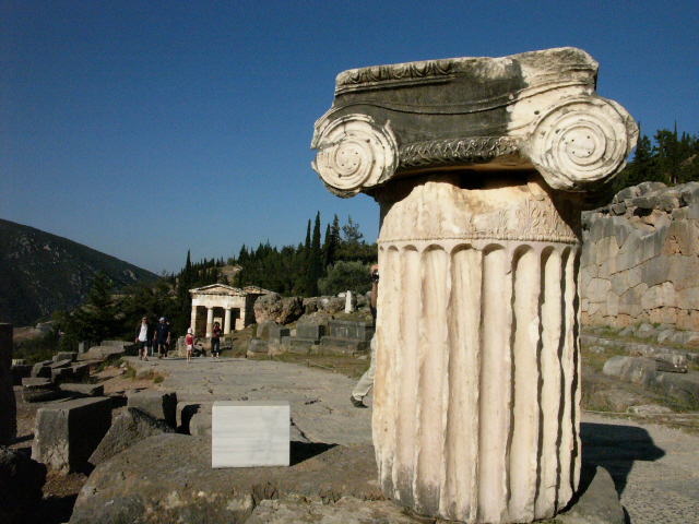 이오니아식 기둥과 아테네 보물창고.