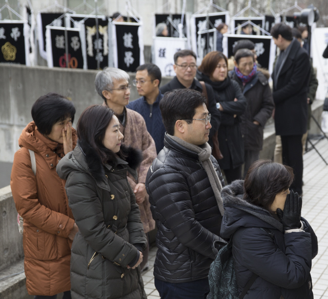 시민들이 지난 15일 세상을 떠난 신영복 석좌교수의 영면을 기원하며 서울 구로구 성공회대학교에 마련된 신영복 석좌교수 분향소로 들어가기 위해 17일 오후 줄지어 서 있다.  김성광 기자 flysg2@hani.co.kr