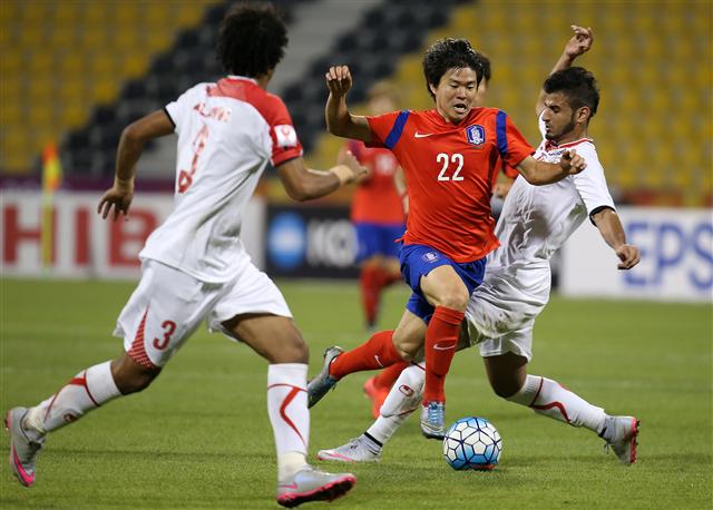 올림픽축구대표팀의 권창훈이 16일(한국시각) 열린 2016 아시아축구연맹(AFC) 23살 이하 챔피언십 조별리그 C조 2차전 예멘과의 경기에서 상대 진영을 돌파하고 있다.  도하/연합뉴스