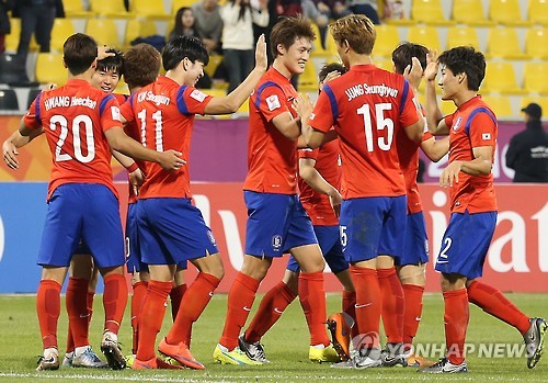 16일 오후(현지시간) 카타르 도하 카타르SC 스타디움에서 열린 2016 아시아축구연맹(AFC) U-23 챔피언십 C조 예선 예멘 대 대한민국 경기. 한국 권창훈이 해트트릭을 달성한 후 동료들과 함께 기뻐하고 있다. 2016.1.16 연합뉴스