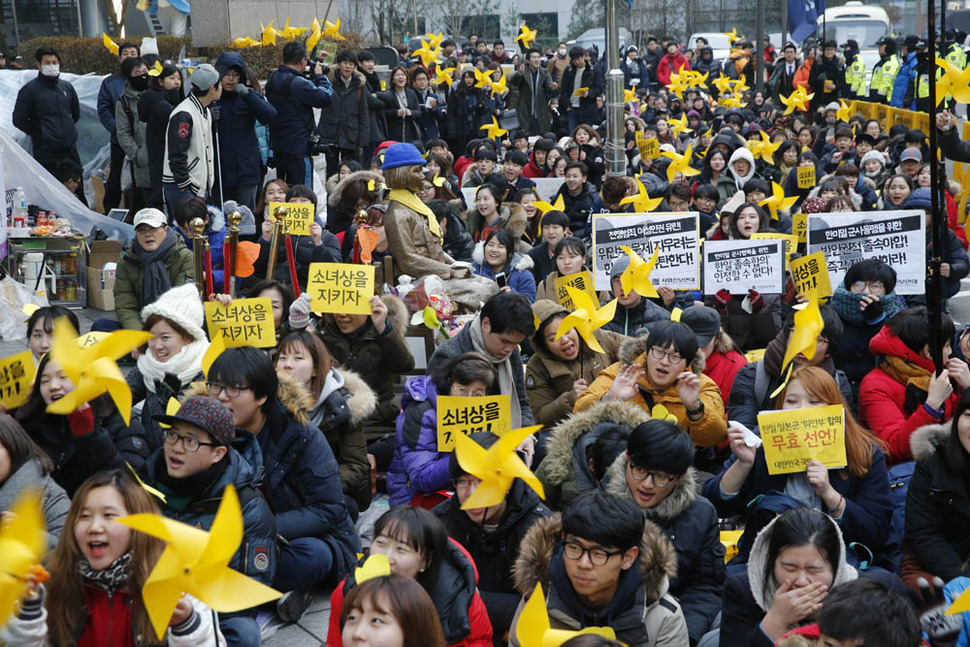 16일 오후 서울 종로구 옛 일본대사관 앞 평화의 소녀상 주변에서 시민과 학생들이 일본군 ‘위안부’ 문제 한일협상 폐기를 촉구하고 있다. 김봉규 선임기자 bong9@hani.co.kr