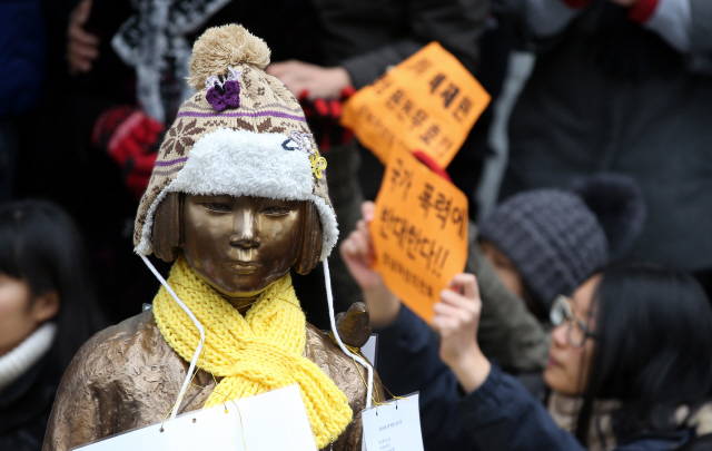올해 처음이자 1212번째인 수요집회가 1월6일 서울 종로구 율곡로 ‘평화의 소녀상’을 둘러싸고 열렸다. 정용일 기자