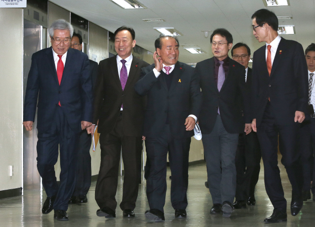 보육대란 우려가 커지고 있는 가운데 18일 오후 서울 종로구 세종로 정부서울청사에서 교육부장관과 전국 시도교육감협의회장단이 처음으로 만나 이야기를 나누기 위해 간담회장으로 이동하고 있다. 왼쪽부터 김복만 울산시교육감, 설동호 대전시교육감, 장휘국 광주시교육감, 조희연 서울시교육감, 이준석 부총리 겸 교육부 장관.
 탁기형 선임 기자 khtak@hani.co.kr