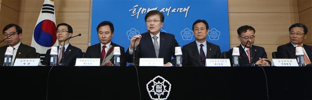 최양희 미래창조과학부 장관(가운데) 등 6개 부처 장·차관들이 18일 오전 서울 세종로 정부서울청사에서 ‘창조경제와 문화융성을 통한 성장동력 확충’을 주제로 새해 첫 대통령 업무보고 관련 내용을 설명하고 있다. 왼쪽부터 이기주 방송통신위원회 상임위원, 방문규 보건복지부 차관, 박민권 문화체육관광부 1차관, 최 장관, 이관섭 산업통상자원부 1차관, 정찬우 금융위 부위원장, 최수규 중소기업청 차장. 연합뉴스