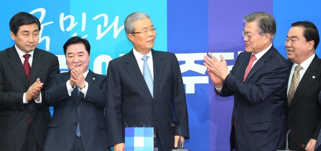 김종인 더불어민주당 선거대책위원장이 15일 오전 국회에서 기자간담회를 하기에 앞서 문재인 대표와 이종걸 원내대표, 이석현 문희상 의원 등 지도부와 중진 의원들의 박수를 받고 있다. 이정우 선임기자 woo@hani.co.kr