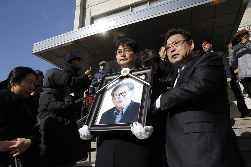 18일 오전 서울 구로구 성공회대 대학성당에서 엄수된 고(故) 신영복 성공회대 석좌교수의 영결식에서 헌화하며 애도하는 추모객들 사이로 운구행렬이 지나고 있다. 김봉규 선임기자 bong9@hani.co.kr