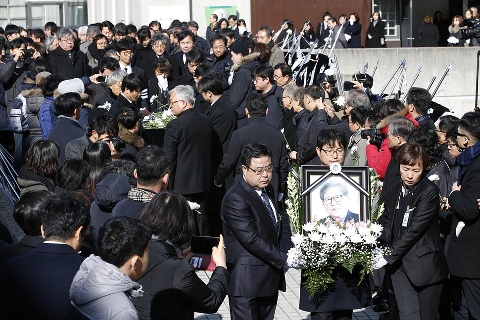 18일 오전 서울 구로구 성공회대 대학성당에서 엄수된 고(故) 신영복 성공회대 석좌교수의 영결식에서 헌화하며 애도하는 추모객들 사이로 운구행렬이 지나고 있다. 김봉규 선임기자 bong9@hani.co.kr