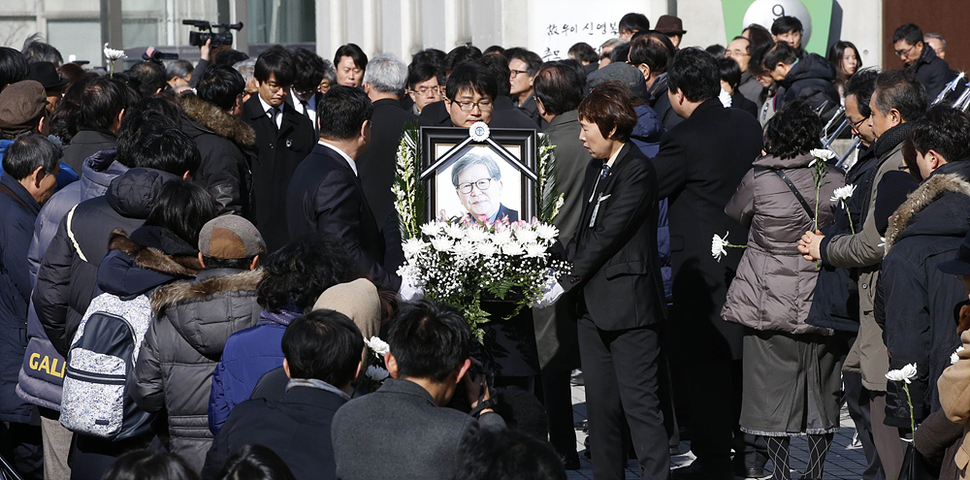 18일 오전 서울 구로구 성공회대 대학성당에서 엄수된 고(故) 신영복 성공회대 석좌교수의 영결식에서 헌화하며 애도하는 추모객들 사이로 운구행렬이 지나고 있다. 김봉규 선임기자 bong9@hani.co.kr