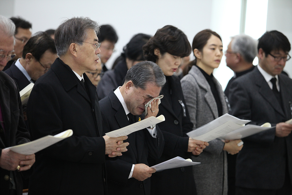 18일 오전 서울 구로구 성공회대 대학성당에서 엄수된 고 신영복 성공회대 석좌교수의 영결식에서 조사를 낭독한 이재정 경기도교육감이 고인이 생전 즐겨 부르던 동요 ‘시냇물’을 추모객들과 함께 부르며 눈물을 흘리고 있다. 성공회대 제공