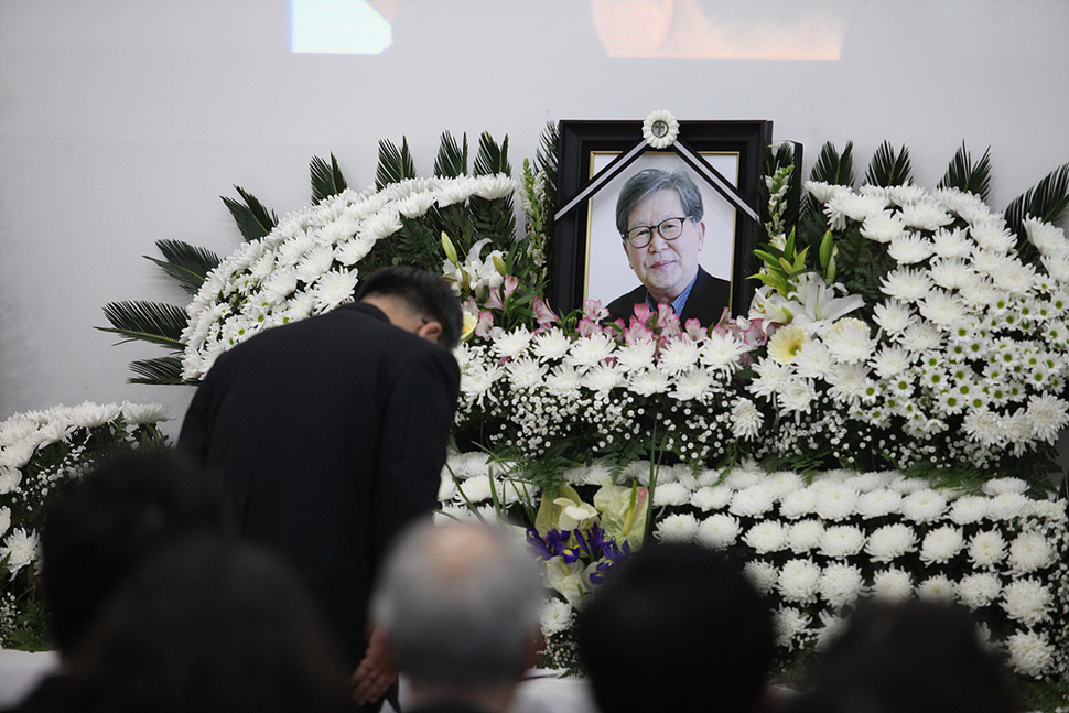 18일 오전 서울 구로구 성공회대 대학성당에서 엄수된 고 신영복 성공회대 석좌교수의 영결식에서 더불어민주당 문재인 대표와 조사를 낭독한 이재정 경기도교육감 등 추모객들이 고인이 생전 즐겨 부르던 동요 ‘시냇물’을 부르고 있다. 성공회대 제공