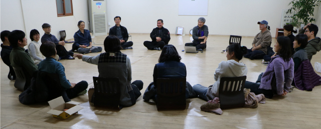 1. 충북 보은군 마로면 기대리 생태공동체 선애빌 주민들이 지난 12일 저녁 마을 명상센터에서 회의를 하고 있다. 바닥에 놓인 노트북 컴퓨터 앞에 앉은 사람이 이종민 대표다.