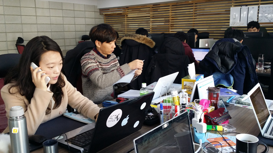 청년들이 자유롭게 창업 아이디어를 공유하고, 창업활동을 펼칠 수 있는 공간인 패스파인더가 지난 8일 부산 금정구 부산대 장전캠퍼스 근처 한 사무실에서 문을 열었다. 사진은 패스파인더에 입주한 신생 벤처기업 직원들이 일하는 모습.