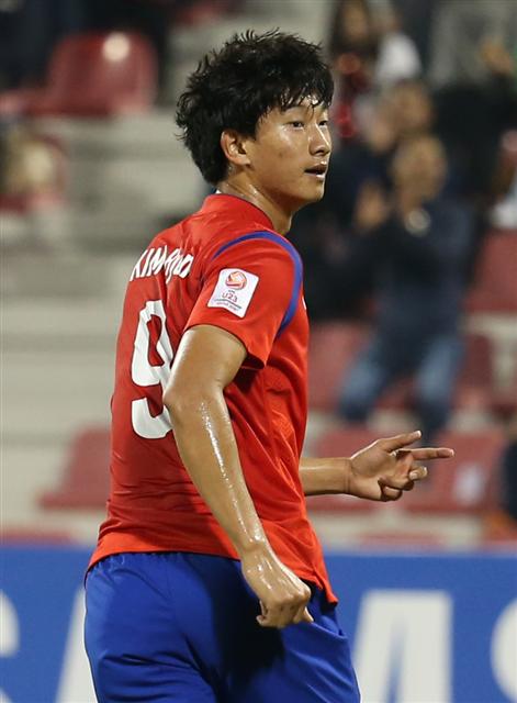 한국의 김현이 19일 오후(현지시각) 카타르 도하의 알아라비 스타디움에서 열린 이라크와의 2016 아시아축구연맹(AFC) 23살 이하 챔피언십 C조 3차전 전반 22분 선제 헤딩골을 넣은 뒤 기뻐하고 있다. 도하/연합뉴스