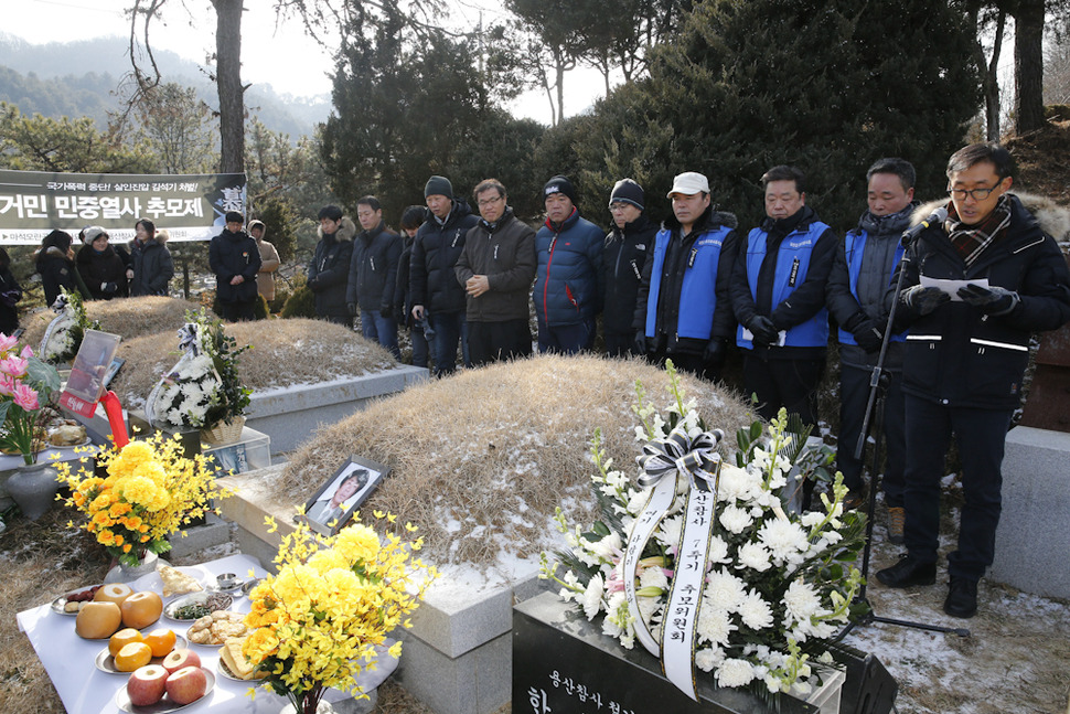 20일 오후 경기도 남양주시 화도읍 마석 모란공원에서 용산참사 7주기 추모제가 열려 참사 당시 함께 망루에 올랐다가 생존한 김창수(맨 오른쪽)씨 등이 추도사를 하고 있다. 남양주/김봉규 선임기자 bong9@hani.co.kr