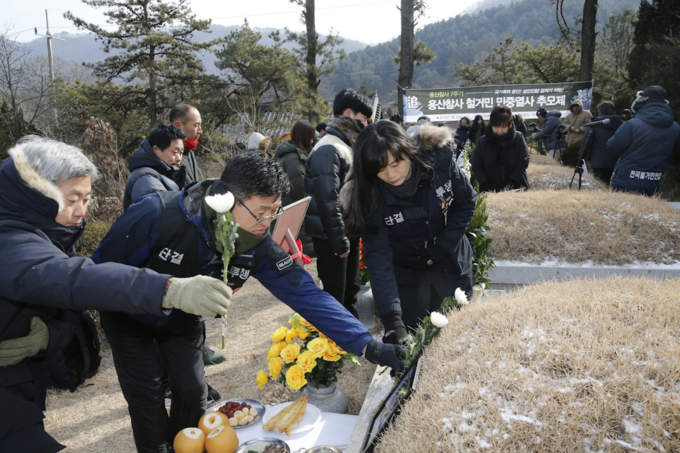 20일 오후 경기도 남양주시 화도읍 마석 모란공원에서 용산참사 7주기 추모제가 열려 참석자들이 헌화하고 있다. 남양주/김봉규 선임기자 bong9@hani.co.kr