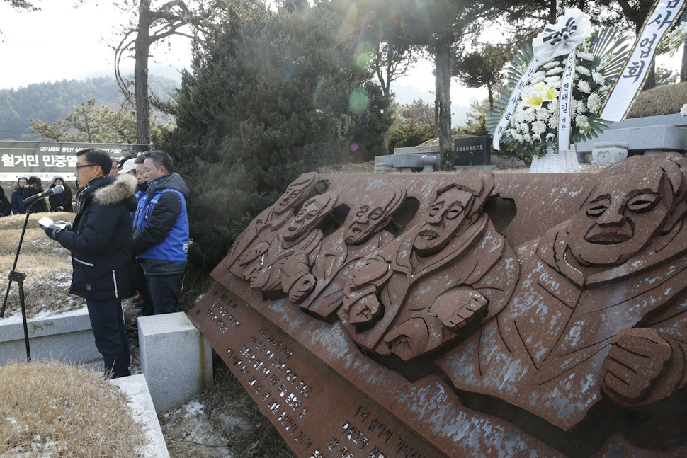 20일 오후 경기도 남양주시 화도읍 마석 모란공원에서 용산참사 7주기 추모제가 열려 참사 당시 함께 망루에 올랐다가 생존한 김창수씨 등이 추도사를 하고 있다. 남양주/김봉규 선임기자 bong9@hani.co.kr