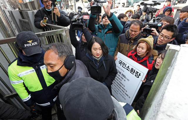 12·28 한·일 정부간 일본군 ‘위안부’ 합의 무효를 요구하며 농성을 하다가 경찰로부터 소환장을 받은 대학생들이 21일 오후 서울 종로경찰서 앞에서 기자회견을 한 뒤 경찰에 자진출석하고 있다. 이들은 경찰의 소환장 발부를 영하의 날씨에도 21일째 노숙을 하며 ‘평화의 소녀상’을 지키고 있는 대학생들의 농성을 중단시키기 위한 ‘표적수사’라고 비판하는 한편, 한·일 합의로 ‘돈과 역사를 거래한 죄’를 묻겠다며 박근혜 대통령에게 소녀상 앞으로 나올 것을 요구하는 ‘국민소환장’을 보냈다.  이정용 선임기자 lee312@hani.co.kr