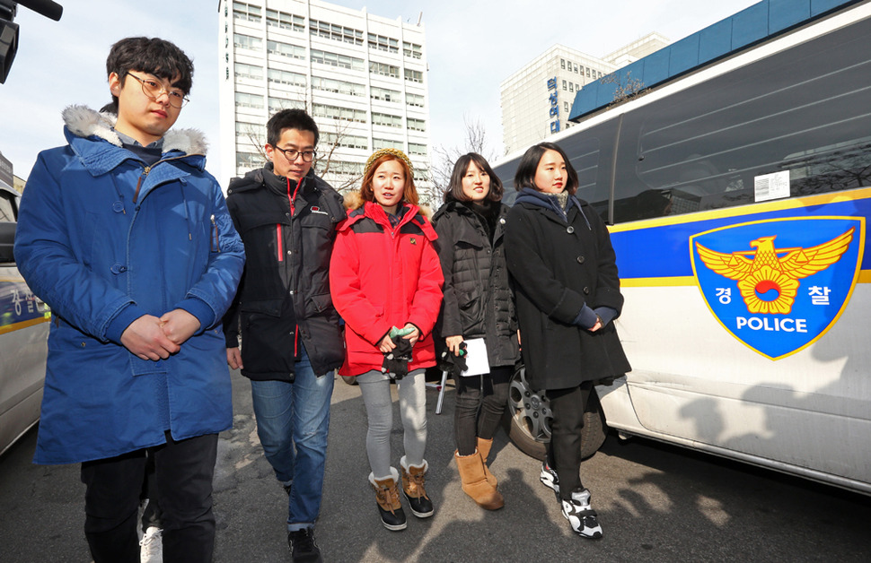 일본군 ‘위안부’ 한일 합의 반대 집회 주도 혐의로 소환된 대학생들이 21일 오후 서울 종로구 종로경찰서에 자진 출석하고 있다. 이정용 선임기자 lee312@hani.co.kr