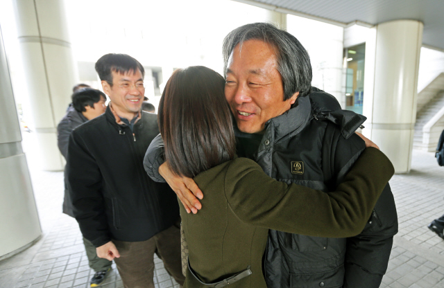 박래군 4·16연대 상임운영위원이 22일 오전 서울 서초구 서울중앙지방법원에서 집행유예 선고를 받은 뒤 법정 밖에서 아내와 포옹하고 있다. 이정용 선임기자 lee312@hani.co.kr